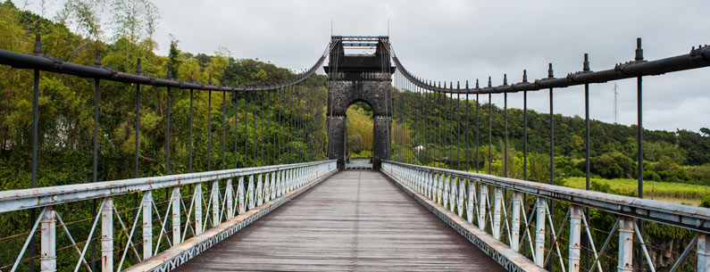 pont suspendu sur la rivière de l'Est à la Réunion